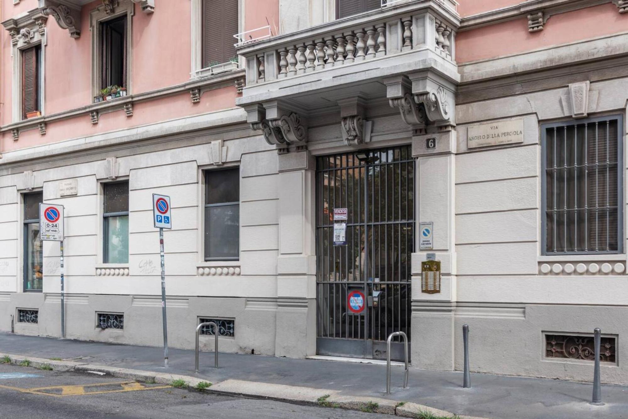 In Piazza A Isola Apartment Милано Екстериор снимка